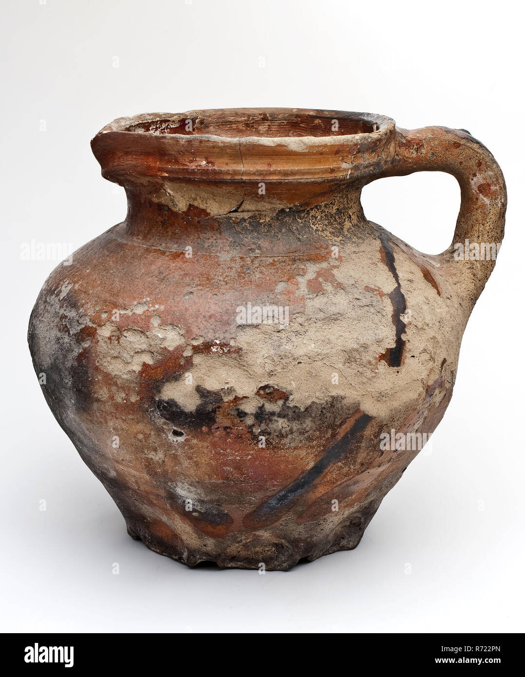 Fornelli in ceramica o boccale acqua sulle alette di supporto, il bracciale attorno al collo, beccuccio, cottura Boccale per acqua stoviglie titolare trovare terreno terracotta ceramica smalto smalto di piombo, ventre 20.8 fondo 12.3 girato a mano smaltati brocca fritto rosso con parsimonia in terracotta smaltata pinzata al piede con 9 dita il bordo con il beccuccio e coperchio slot intorno all orecchio. Uova a forma di modello. Bordo del collo con collare bracciale profilata sull'esterno. Estremamente grande attacco all'interno Roetsporen archeologia Capelle aan den IJssel House di Capelle castello indigeni vasellame in ceramica Vasellame da tavola di acqua di lavaggio per la preparazione di alimenti scoperta del suolo: sou Foto Stock