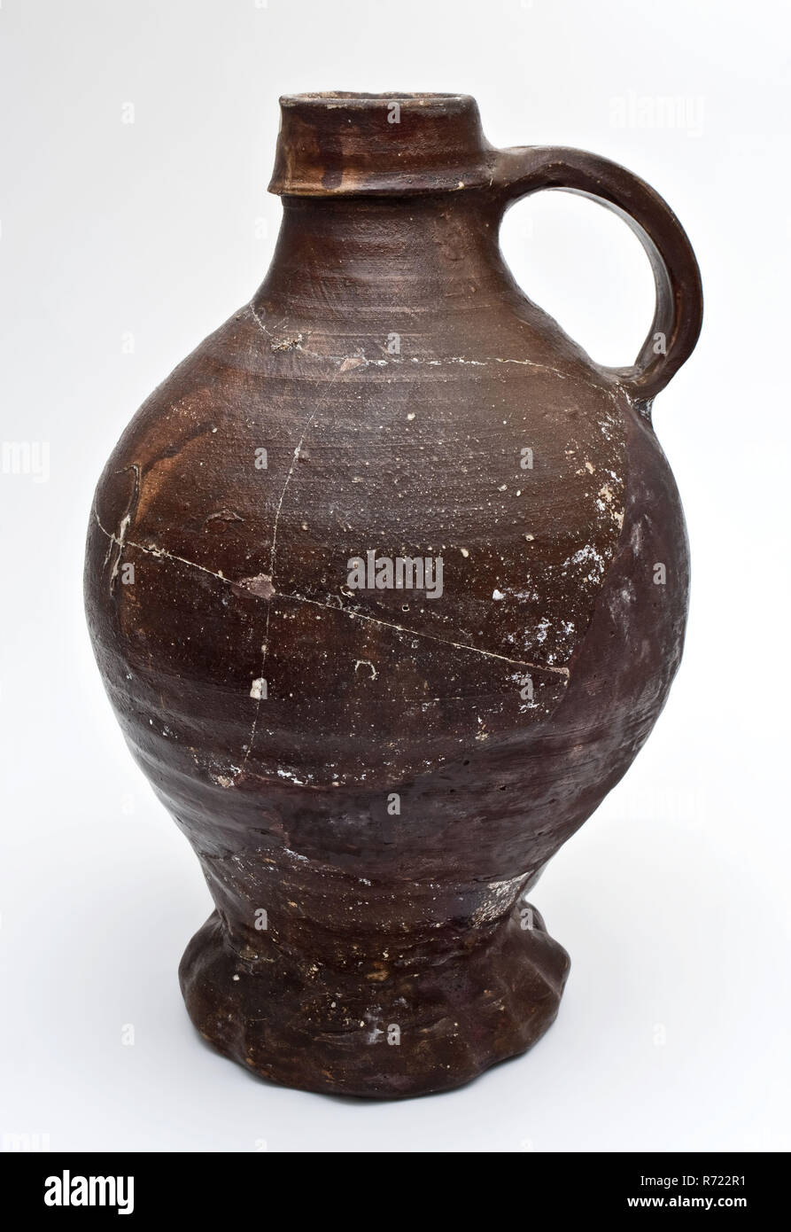 Caraffa in gres sul piede schiacciato, marrone di engobbio, lampadina Modello con collo stretto, bricco per il supporto di stoviglie suolo trovare gres ceramico di engobbio di creta sale di smalto smalto, ventre 14,4 piedi 9.5 girato a mano cotto smaltato porcellanato brocca marrone scuro anelli sulla spalla e ventre pizzicato piede piatto orecchio a collo stretto con profilo anello all'altezza dell'attacco dell'orecchio. Orecchio storto e sciatto fissato uova a forma di brocca con collo stretto archeologia Capelle aan den IJssel House a Capelle castello ceramiche indigene importare servire serve stoviglie stoviglie da tavola scoperta del suolo: moat castle house ± 1395-1500 Capelle aan den Foto Stock