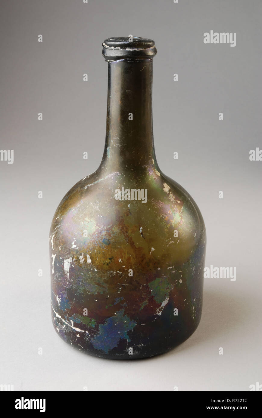 Verde bottiglia con collo assottigliata, sollevato anima, portabottiglie suolo trovare vetro verde bottiglia. Forma cilindrica lungo collo cilindrico feriti filo di vetro sotto l'apertura del collo. Anima ripiene con pontilmark archeologia Capelle aan den IJssel House di Capelle castello imballaggio trasporto vino store scoperta del suolo: casa a Capelle Capelle aan den IJssel. Foto Stock