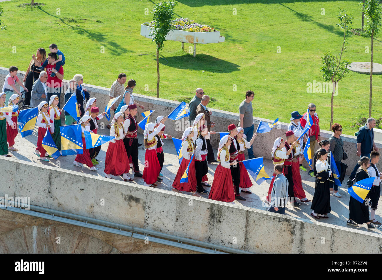 Gruppo folcloristico attraversando il ponte di pietra, Skopje, Macedonia Foto Stock