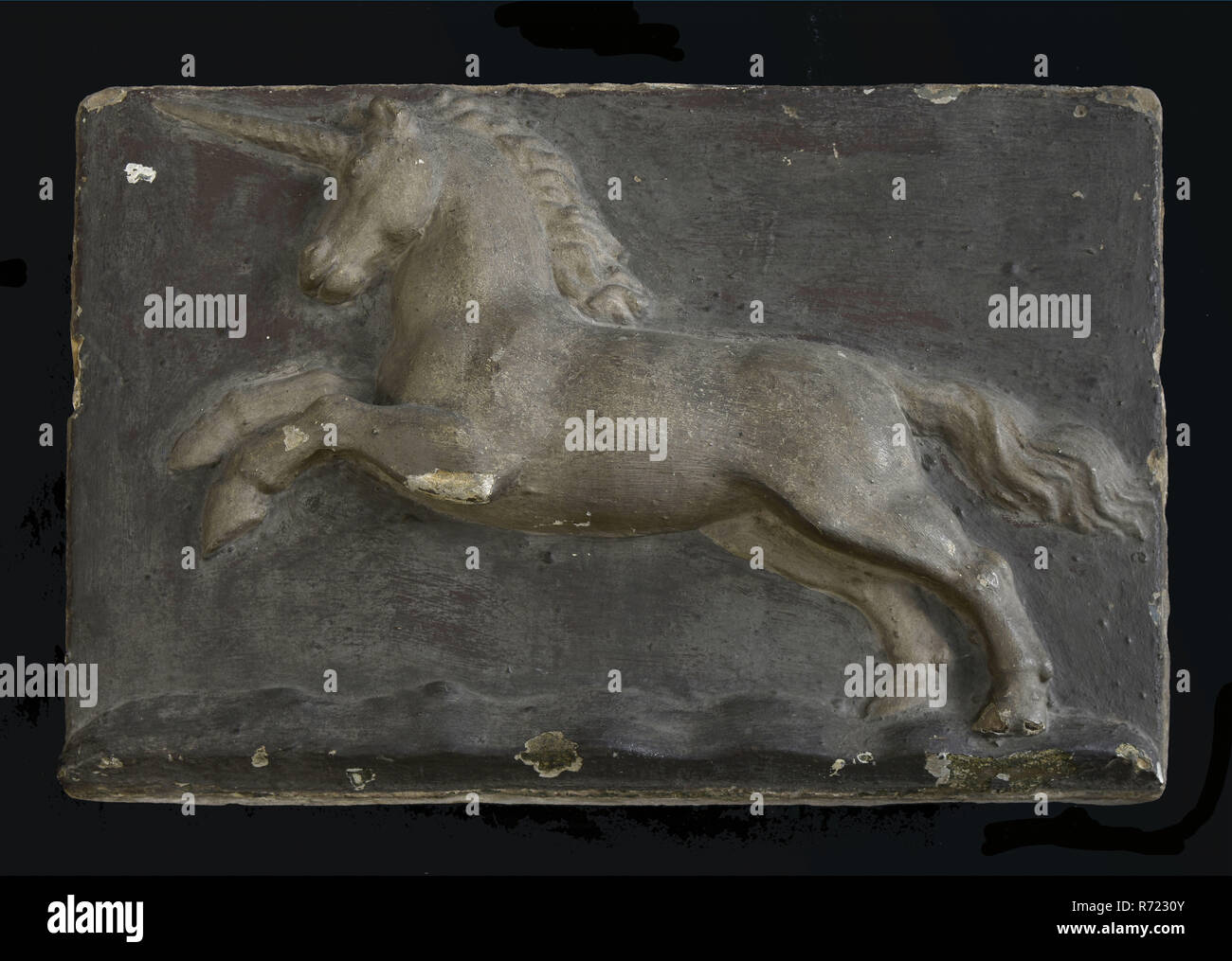 Unicorn pietra di fondazione, rivolta verso la scultura in pietra scultura componente edilizio di pietra arenaria, ca 25 kg scolpiti rivolta rettangolare in mattoni con il jumping unicorn unicorn animale mitologico Delfshaven Aelbrechtskolk kolk Rotterdam dalla casa sul Aelbrechtskolk nr. 11 Delfshaven La sesta casa dal ponte sul quale il vapore il tram è stato azionato. Foto Stock