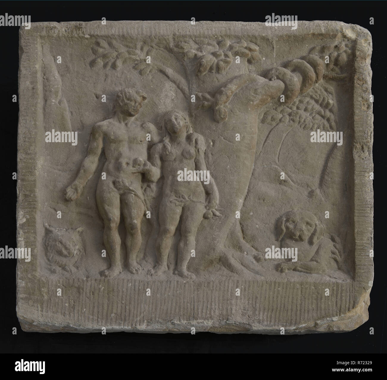 La facciata di pietra arenaria, Adamo ed Eva accanto ad albero con snake, rivolta verso la scultura scultura materiale componente la costruzione di pietra arenaria scolpita in pietra affacciate con immagine di Adamo ed Eva nel Paradiso in piedi accanto a ciascun altro accanto alla struttura ad albero in cui il serpente avvolto attorno al ramo paradise Rotterdam triangolo cittadino di Peperstraat Halvemaanstraat monastero tentazione la bibbia genesi religione Adam Eva dalla casa Het Paradijs in Peperstraat nr 21 Rotterdam. Foto Stock