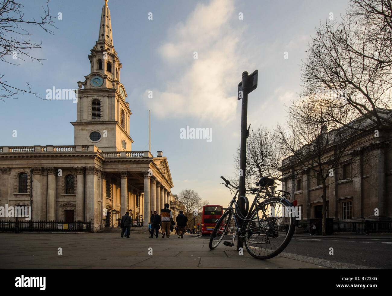 London, England, Regno Unito - 11 Marzo 2014: i turisti a piedi passato St Martin nei campi chiesa e una bicicletta parcheggiata sul Charing Cross Road a Londra il WES Foto Stock