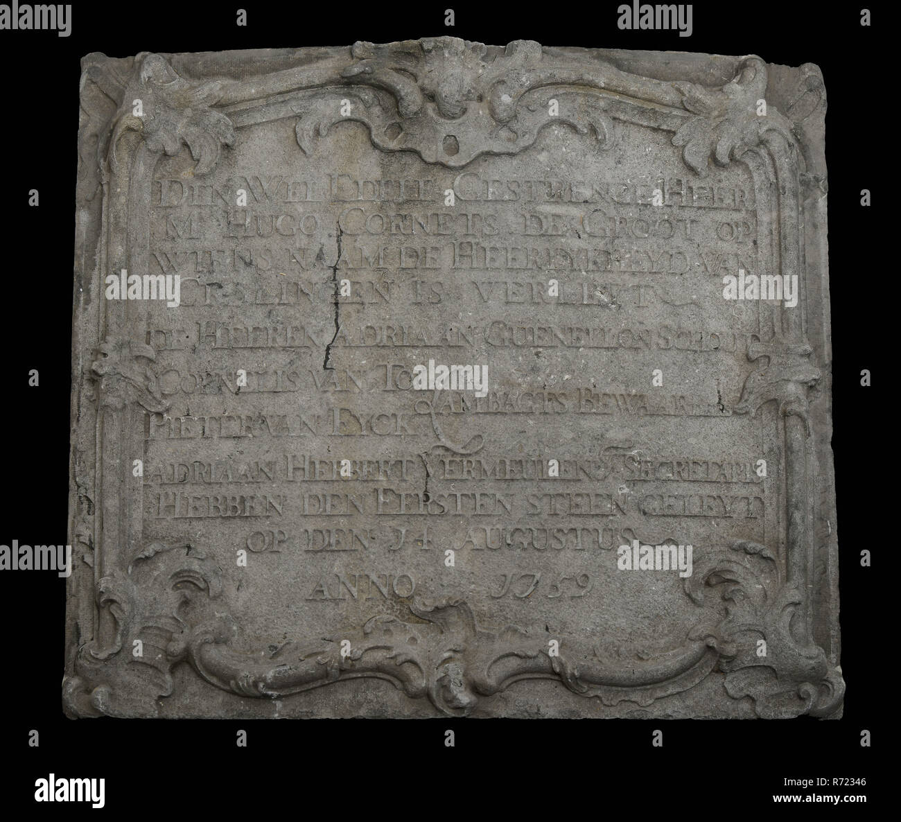 Facciata di pietra con Hugo cornette de Groot ... 1759 prima pietra, rivolta verso la prima pietra scultura di pietra edilizia scultura in parte in pietra scolpita, carni macinate rettangolare con telaio ornata e testo in altorilievo. Hardsteen Den Weledele Strenge Sig. Il sig. Hugo cornette de Groot nel cui nome il Heerlykheyd van Cralingen è perso l'Heeren Adriaan Schout Guenellon Cornelis Van Tol & Pieter van Eyck artigiani Adriaan Herbert Vermeulen F. Segretario hanno Den Eersten Steen jotted il 14 di agosto Anno 1759 Rotterdam Kralingen Kralingen-Crooswijk Oriente artigianato Gravenweg Heerlijkheid cornette de Groot Possib Foto Stock