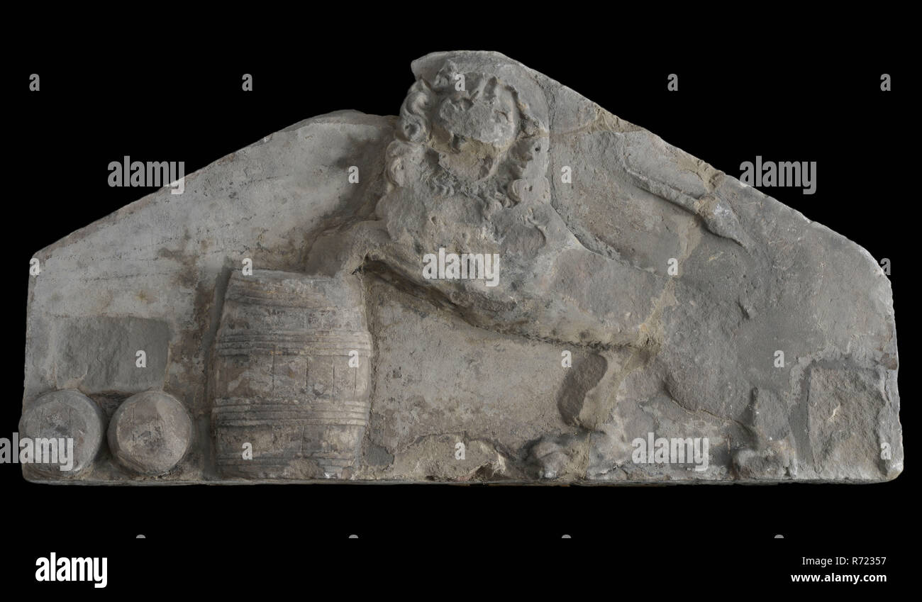 Facciata di pietra con il Lion con gambe anteriori sulla canna permanente, rivolta verso il frammento di mattone riprese di scultura componente edilizio di pietra arenaria, circa 110 kg scolpiti cime rettangolare inclinata pendenza. Sulla destra lion con gambe anteriori sulla canna a sinistra due giacciono barili originariamente terza barra sulla parte superiore. Sulla zampa posteriore sinistra del leone ton permanente è ora scomparso Birra Birreria Rotterdam triangolo cittadino Strada del Vino il leone nero guerra II Guerra Mondiale il bombardamento di Rotterdam Wijnstraat dalle macerie dopo il bombardamento del maggio 1940. Foto Stock