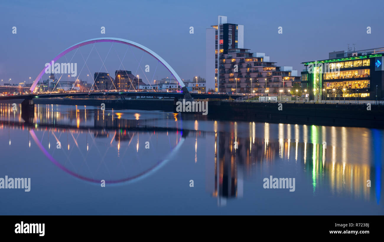 Glasgow, Scotland, Regno Unito - 5 Novembre 2018: il Clyde ponte ad arco e gli uffici e studi di STV si riflettono nelle acque del fiume Clyde in Gl Foto Stock