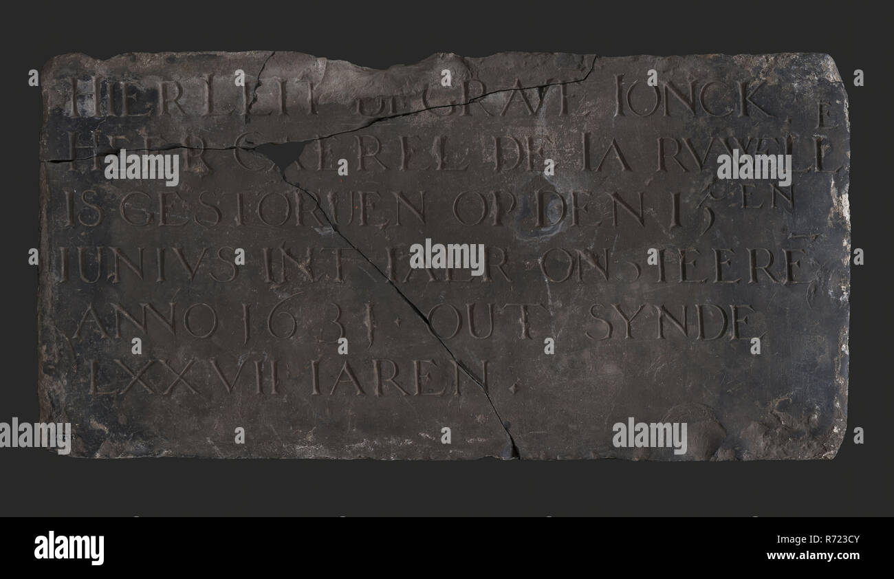 Lapide con testo qui leit incisi ... LXXVII, stele rinvenuta fondo pietra di scisto, tritato piana rettangolare di testo in bassorilievo. Qui condurre BEGRAVE IONCK HEER CAEREL DE IA RVWELL è stata sollevata sul 15TH IUNIUS INT IAER NOSTRO SIGNORE ANNO 1631 FUORI SYNDE LXXVII IAREN archeologia morte lutto Prinsenkerk città di Rotterdam Gedempte triangolo Botersloot Prinsenstraat Jonkheer Roel Charles de la Ruelle Prinsenkerk Rotterdam Foto Stock