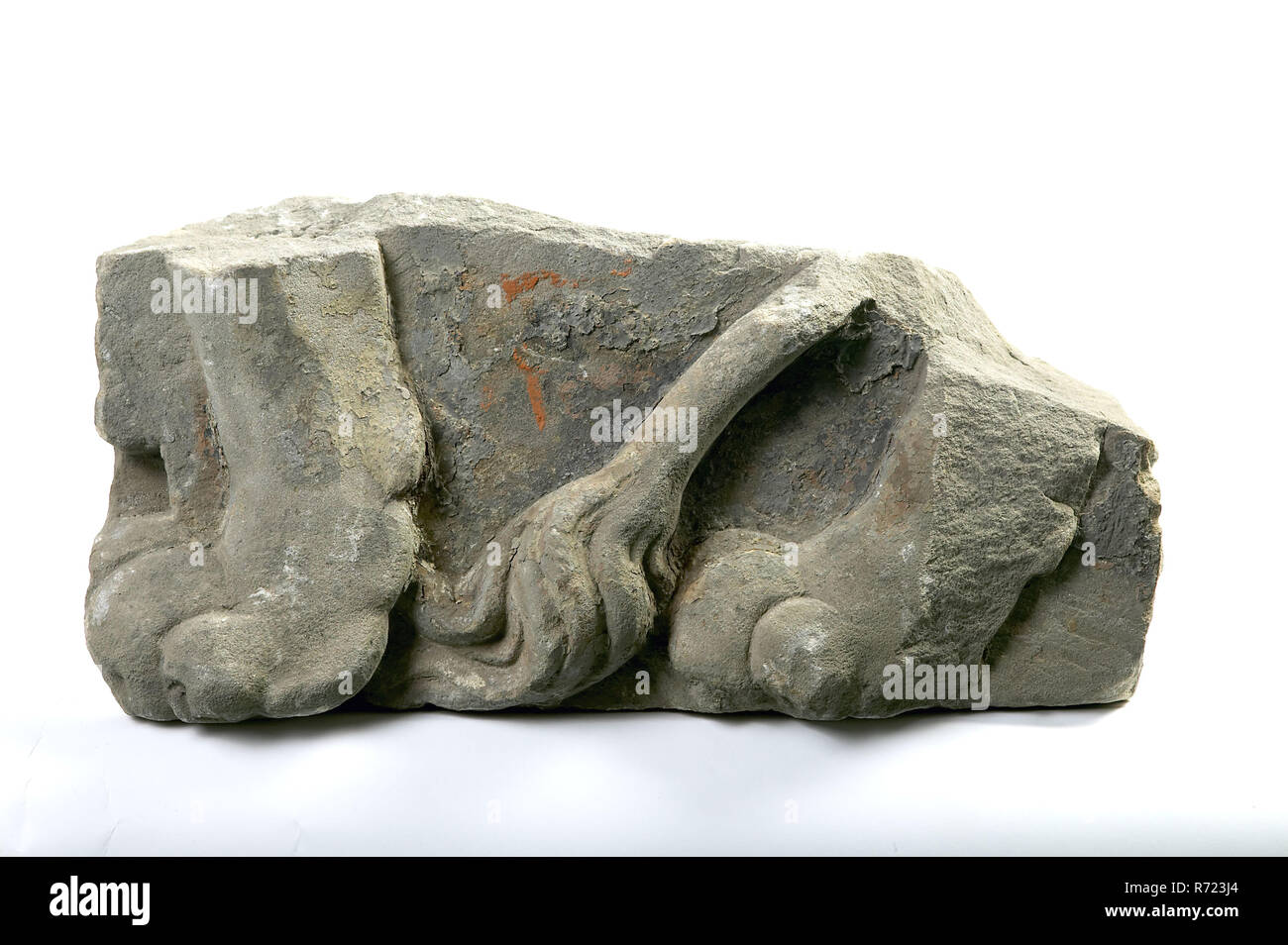 Frammento di mattone dalla birreria De Twee Klimmende Leeuwen: Lion per le gambe e la coda, rivolta verso il frammento di mattone scultura scultura componente edilizio di pietra arenaria scolpita frammento con due lion per le gambe e punto di coda Birra Birreria Rotterdam triangolo cittadino a due vie Leuvehaven Vicolo due arrampicata bianco lions gate guerra bombardamento della Seconda Guerra Mondiale il giudici Leuvehaven lato est corner Tweeleeuwensteeg Rotterdam dalle macerie dopo il bombardamento del maggio 1940. Foto Stock