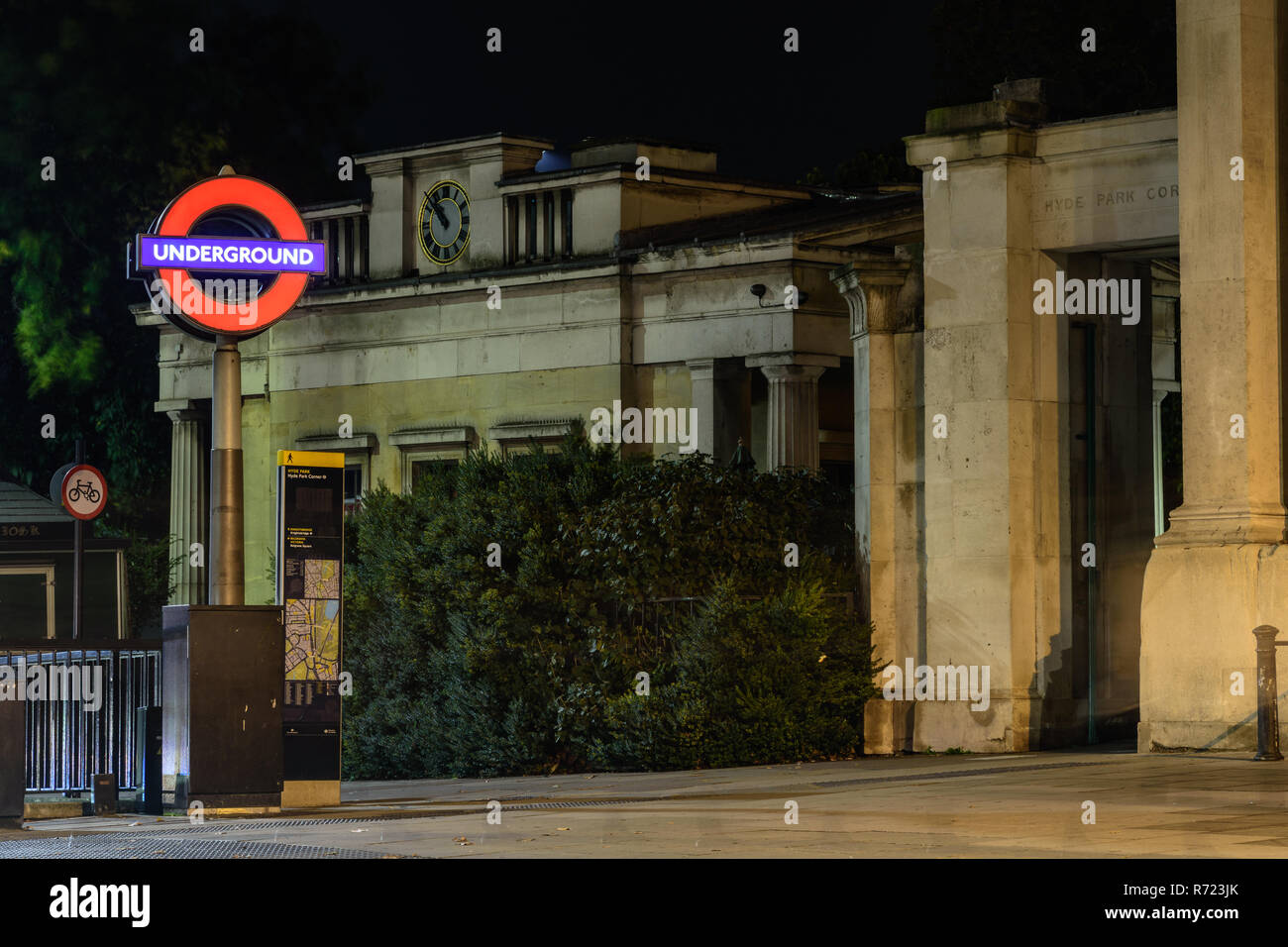 London, England, Regno Unito - 15 Ottobre 2018: a Londra della metropolitana roundel è illuminata di notte la marcatura di un ingresso a Hyde Park Corner tube station Foto Stock