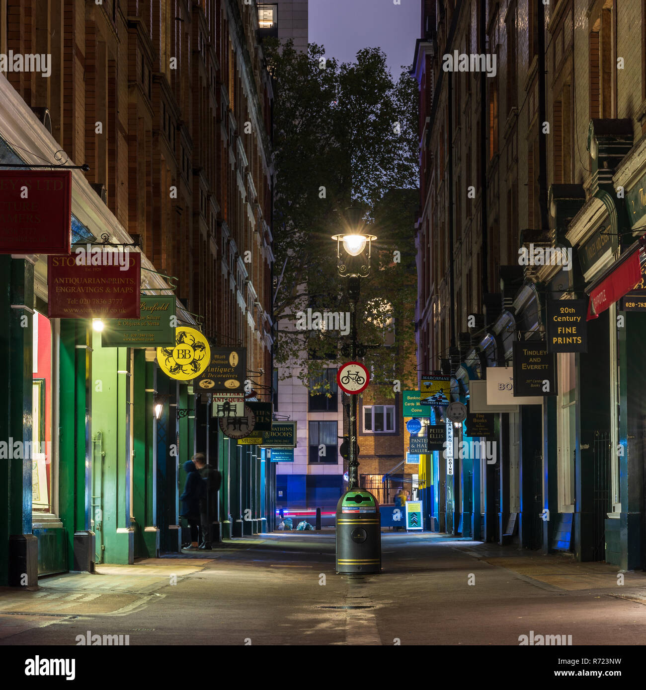 London, England, Regno Unito - 15 Ottobre 2018: pedoni sfoglia negozio tradizionale di Windows su la strada pedonale Cecil Court Street, Off Charing Cross Road ho Foto Stock