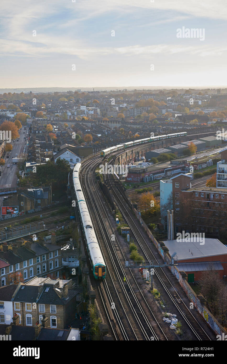 Guardando oltre il sud ovest di Londra, da Battersea Park area di Londra, Regno Unito Foto Stock