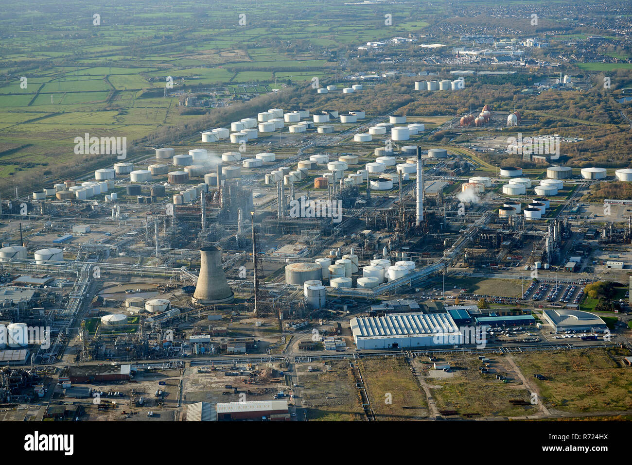 Una veduta aerea di serbatoi di olio a Ellesmere Port sito industriale, Merseyside North West England, Regno Unito Foto Stock