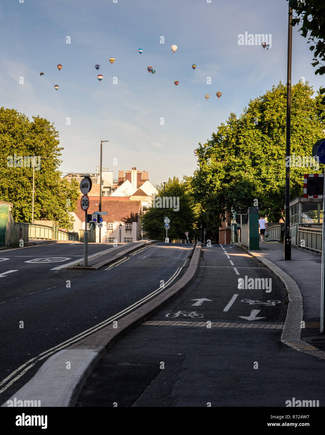 Bristol, Inghilterra, Regno Unito - 11 agosto 2018: i palloni ad aria calda galleggiante attraverso il paesaggio di Bristol, con Redcliffe Bridge e la Brunel modo segregati Foto Stock