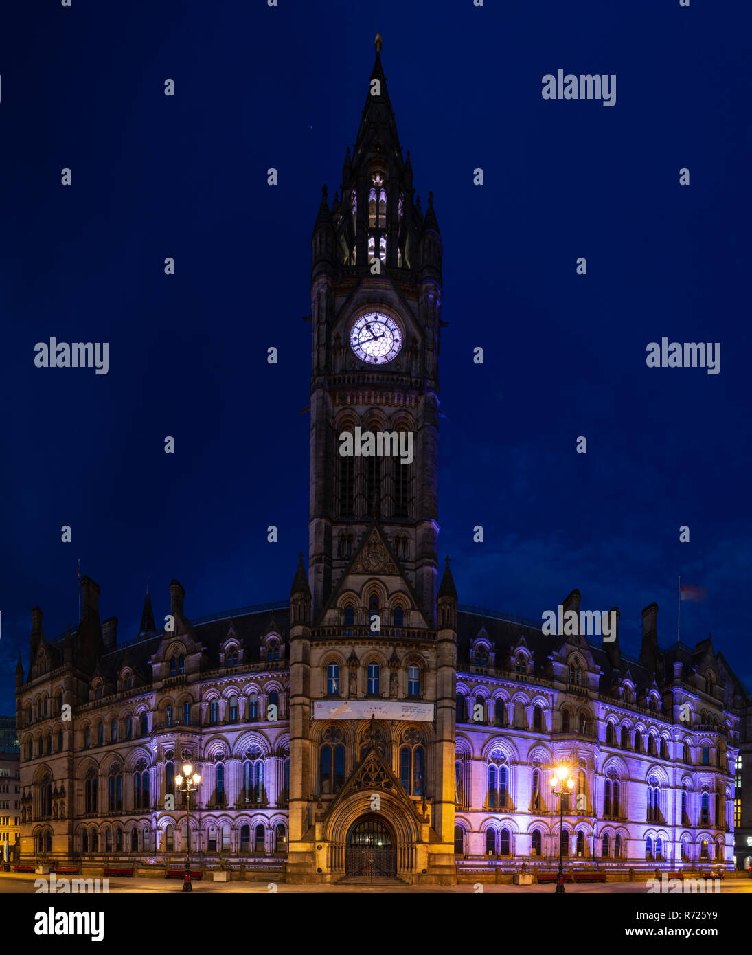 Manchester, Inghilterra, Regno Unito - 1 Luglio 2018: la gotica esterna e la torre dell'orologio di Manchester Town Hall è illuminata di notte sulla città e sul suo Albert Square. Foto Stock