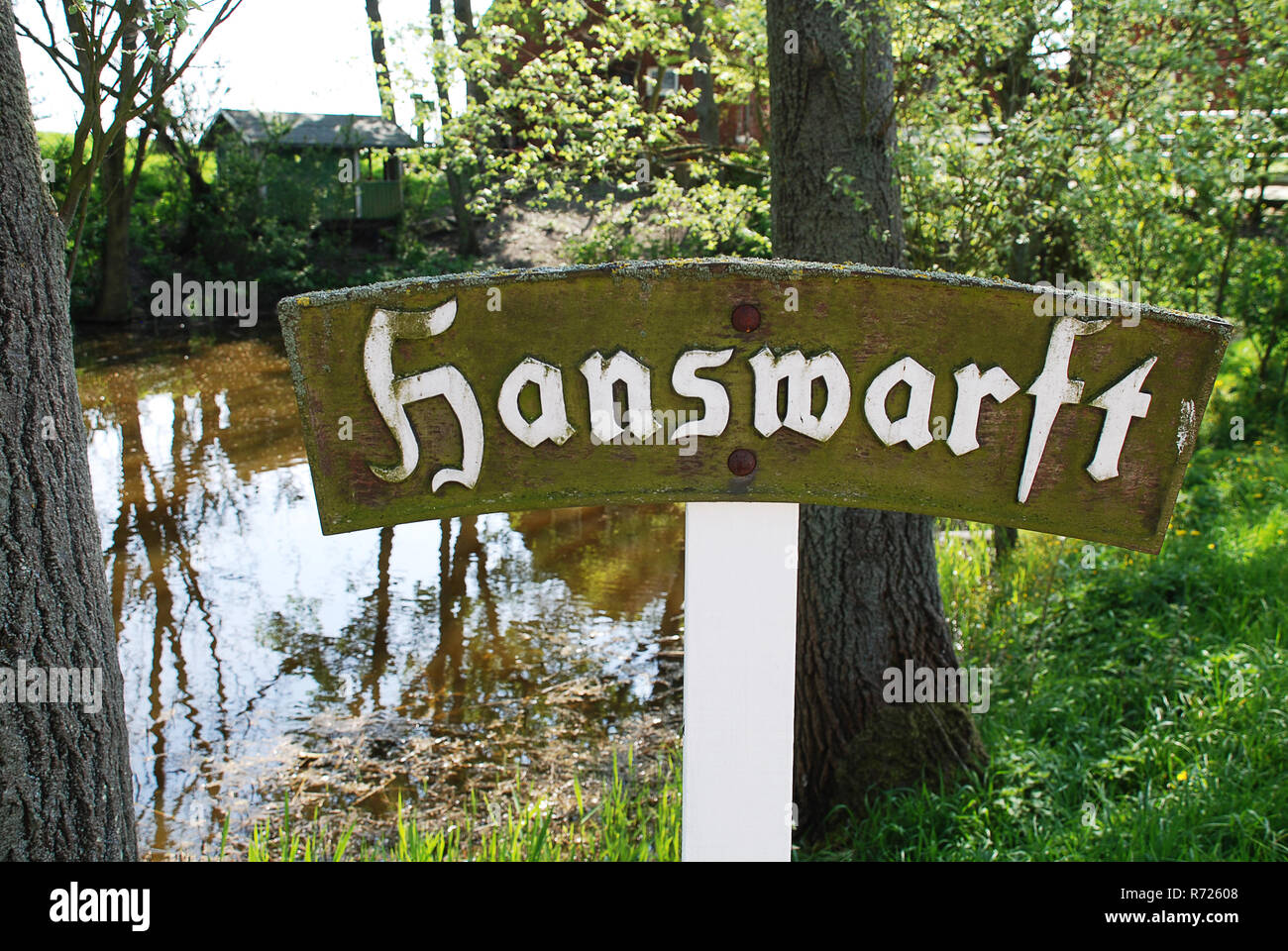 Segno di uno dei 9 popolato Warften sull'isola Hooge, Germania. Il Halligen (singolare Hallig) sono dieci piccole isole tedesco Foto Stock