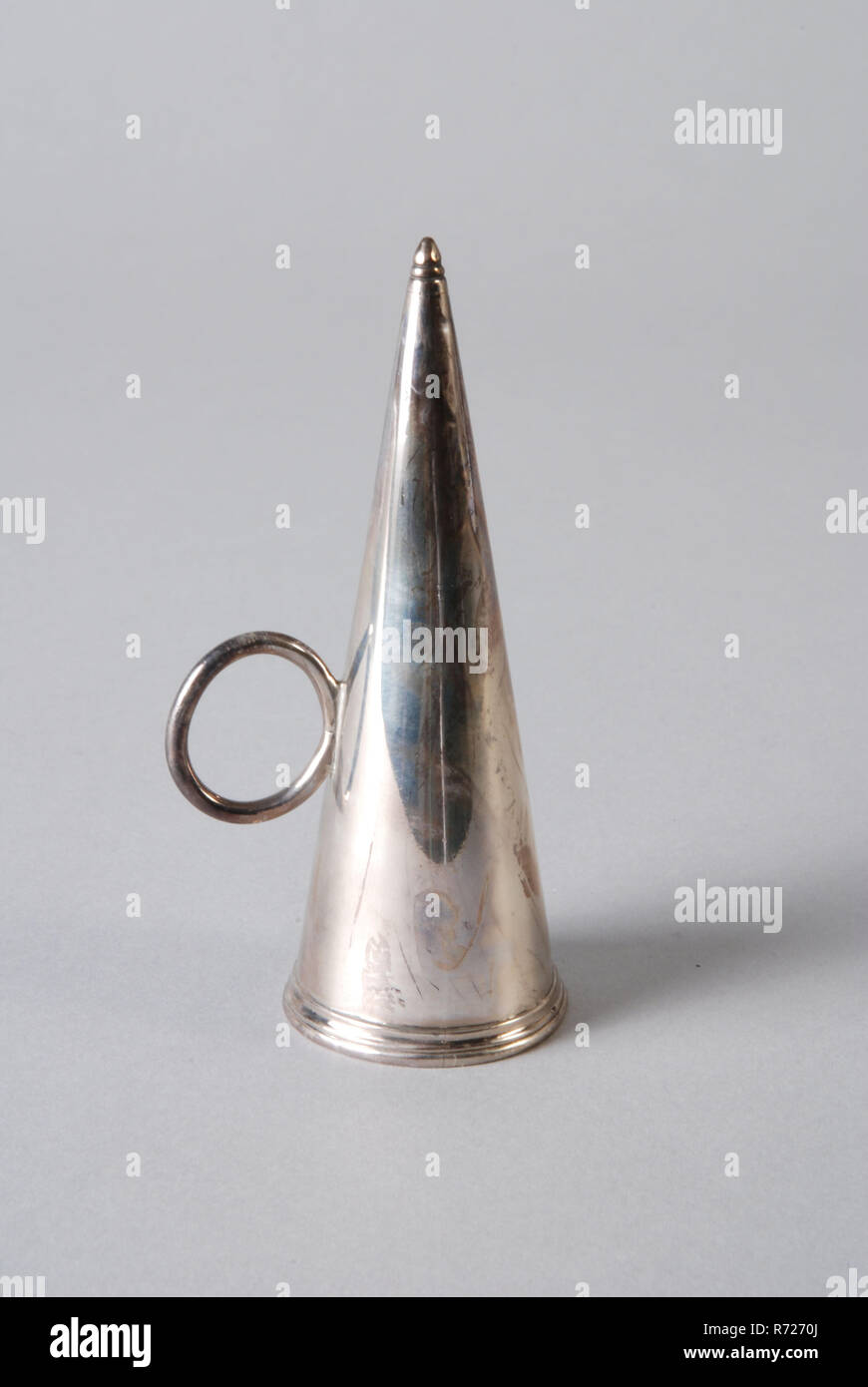 Argento conica dover, dimmer dover argento martellato a forma di cono con corpo a forma di anello orecchio lungo il bordo esterno (battuto in) sordi Foto Stock