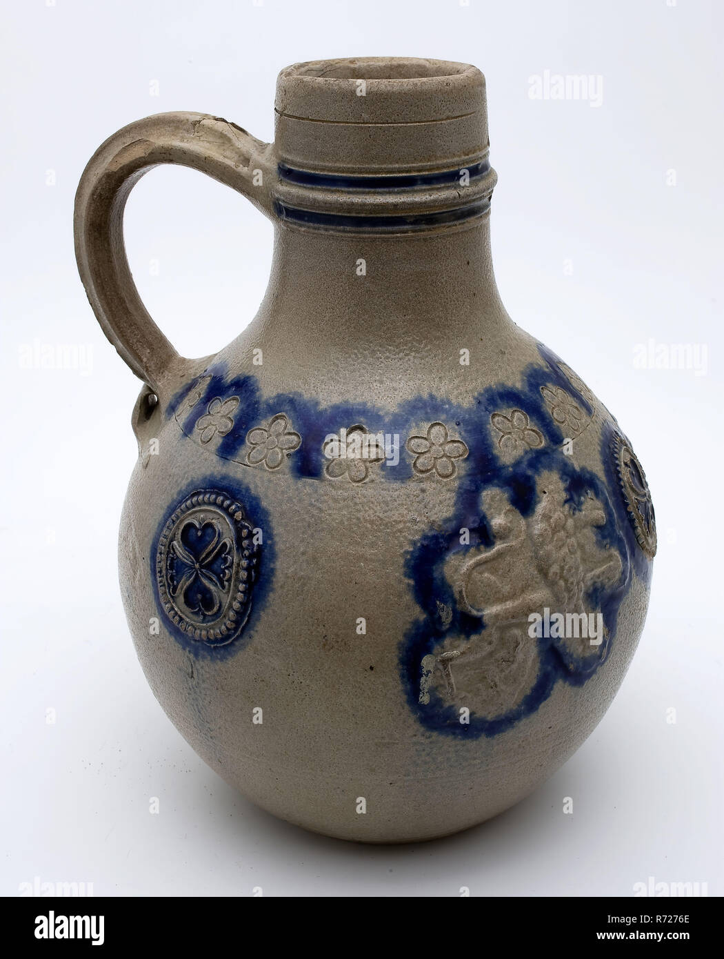 Porcellanato caraffa con i lions, rosoni come appliqués timbrato e fiori, bulletbay pot titolare di stoviglie suolo trovare gres ceramico smalto smalto sale, girate a mano cotto prevista-out stampigliato grigio satinato shard sul foro dell'orecchio per il fissaggio del coperchio stagno archeologia ceramiche indigene importare servire drink servire servire Rotterdam istruzione Accademia delle Belle Arti e Scienze Tecniche Cool Coolvest Dijkzigt GJ de Jonghweg triangolo cittadino Blaak Accademia di Belle Arti e Scienze Tecniche Rotterdam. Foto Stock