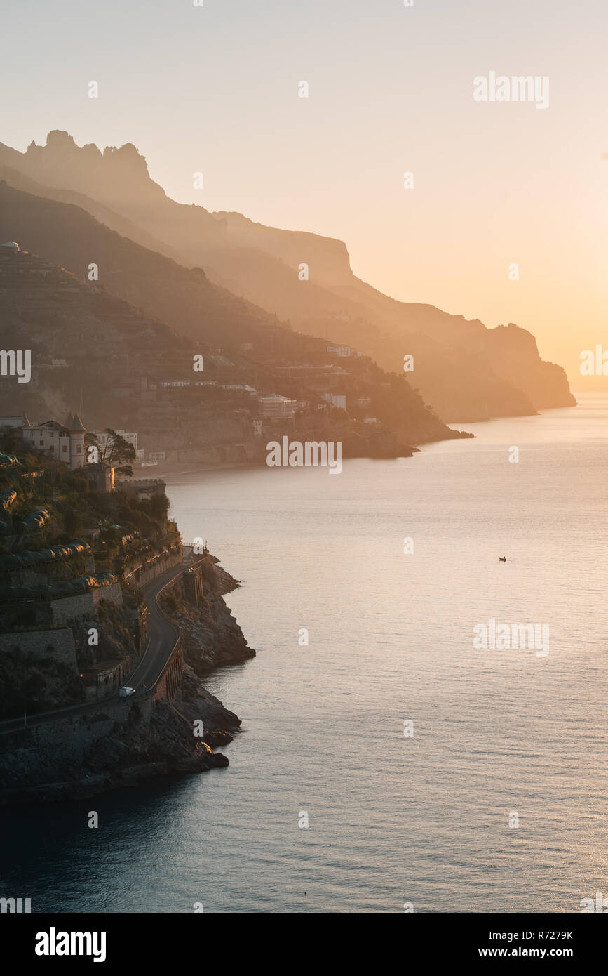 La Costiera Amalfitana a sunrise, visto da minori, in Campania, Italia Foto Stock
