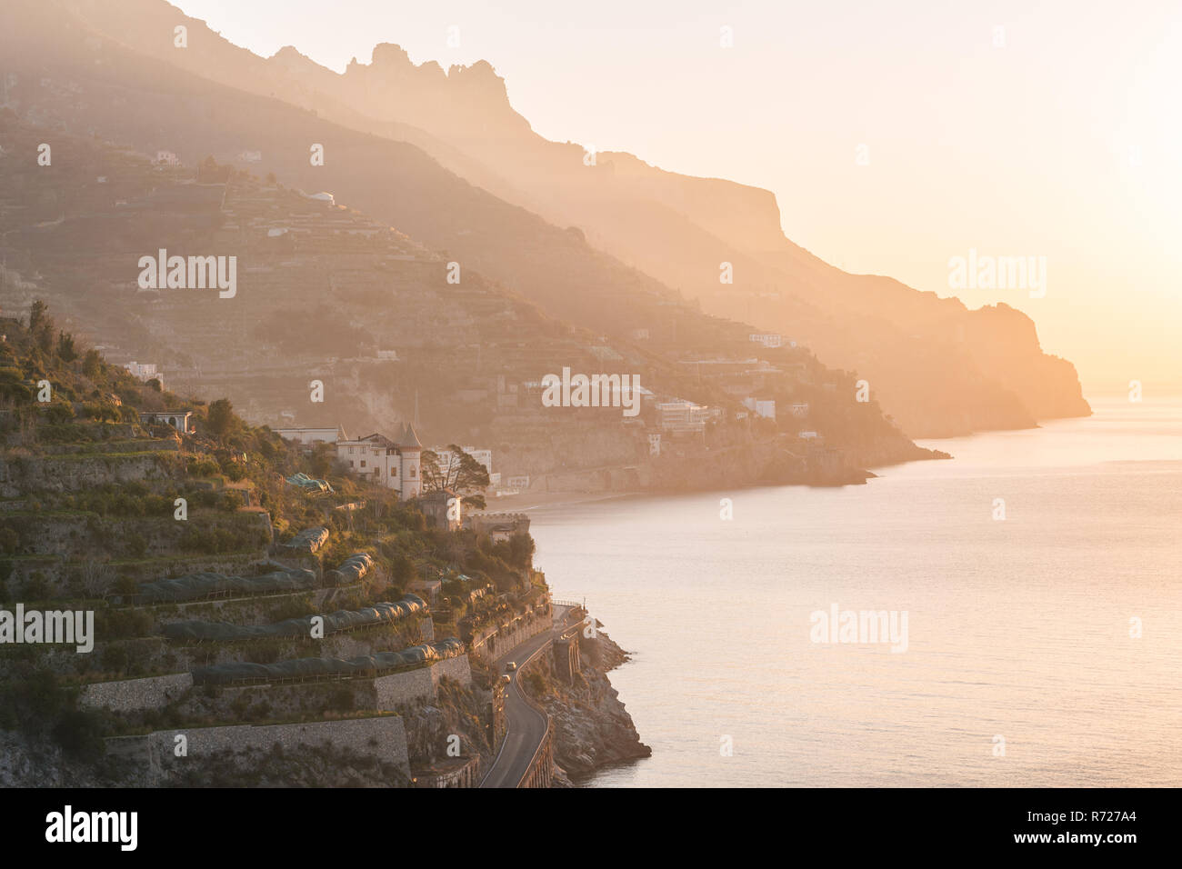 La Costiera Amalfitana a sunrise, visto da minori, in Campania, Italia Foto Stock