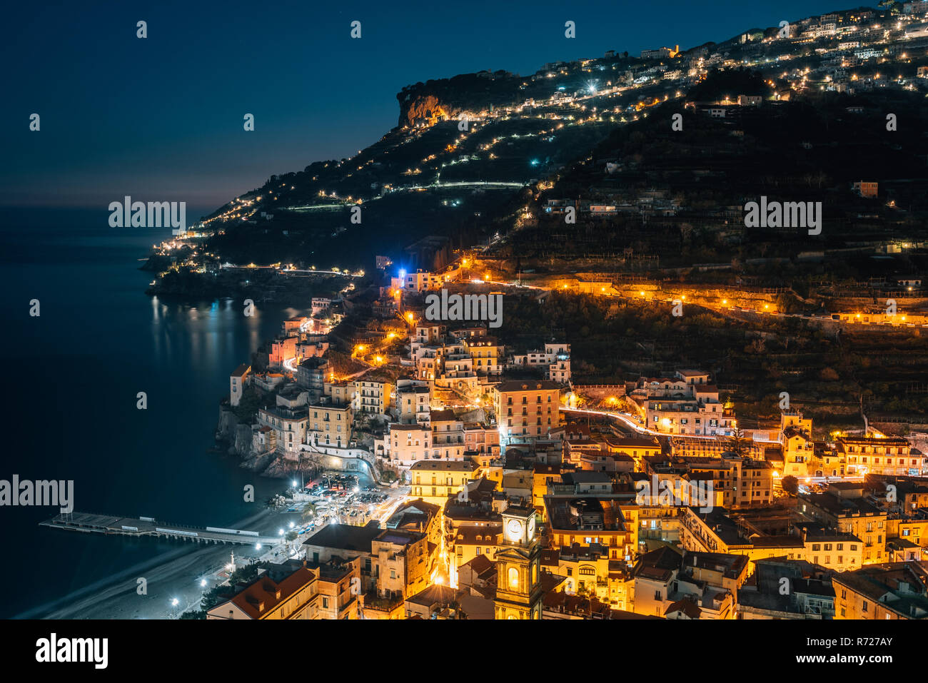 Vista notturna di Minori sulla Costiera Amalfitana in Campania, Italia Foto Stock