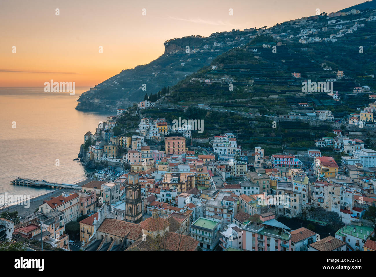 Tramonto su minori sulla Costiera Amalfitana in Campania, Italia Foto Stock
