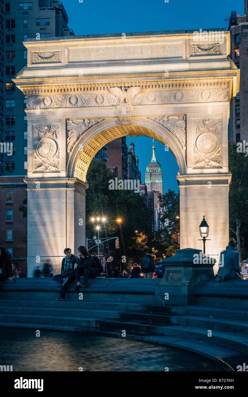 Arco e fontana al Washington Square Park, nel Greenwich Village di New York City Foto Stock