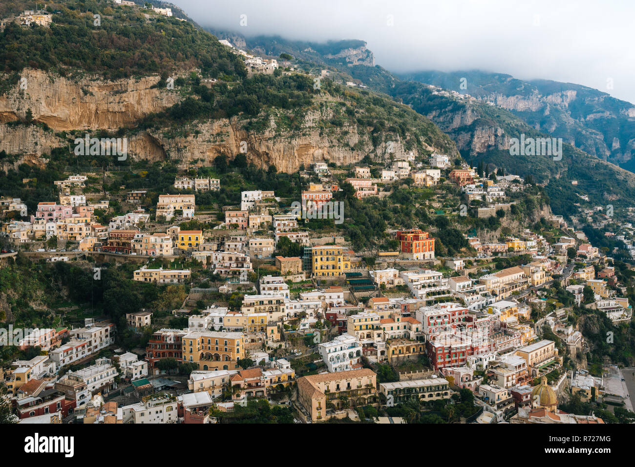 Vista su Positano, sulla Costiera Amalfitana, in Campania, Italia Foto Stock