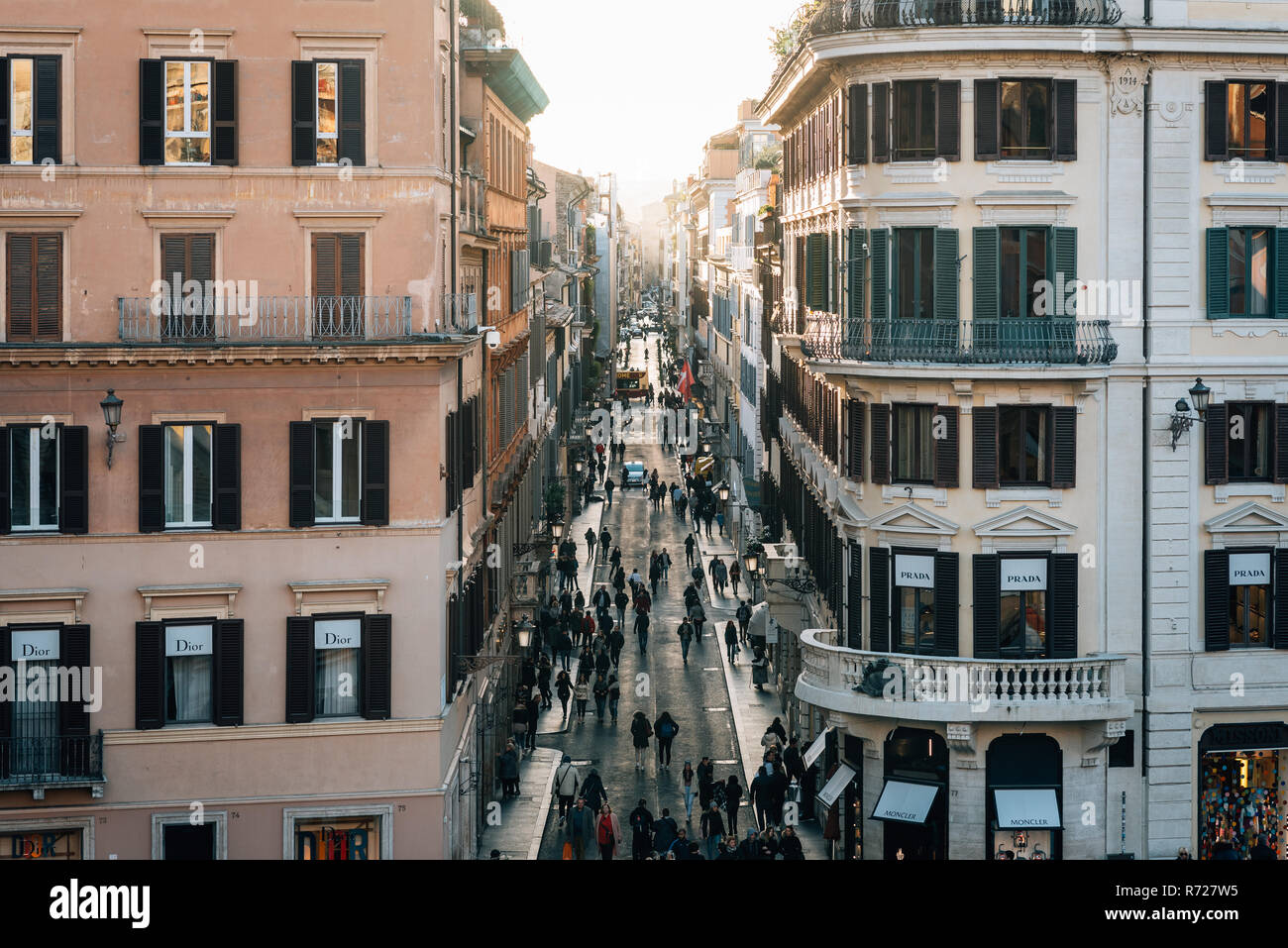Vista di Via delle Carrozze, dalla Scalinata di piazza di Spagna a Roma, in Italia Foto Stock