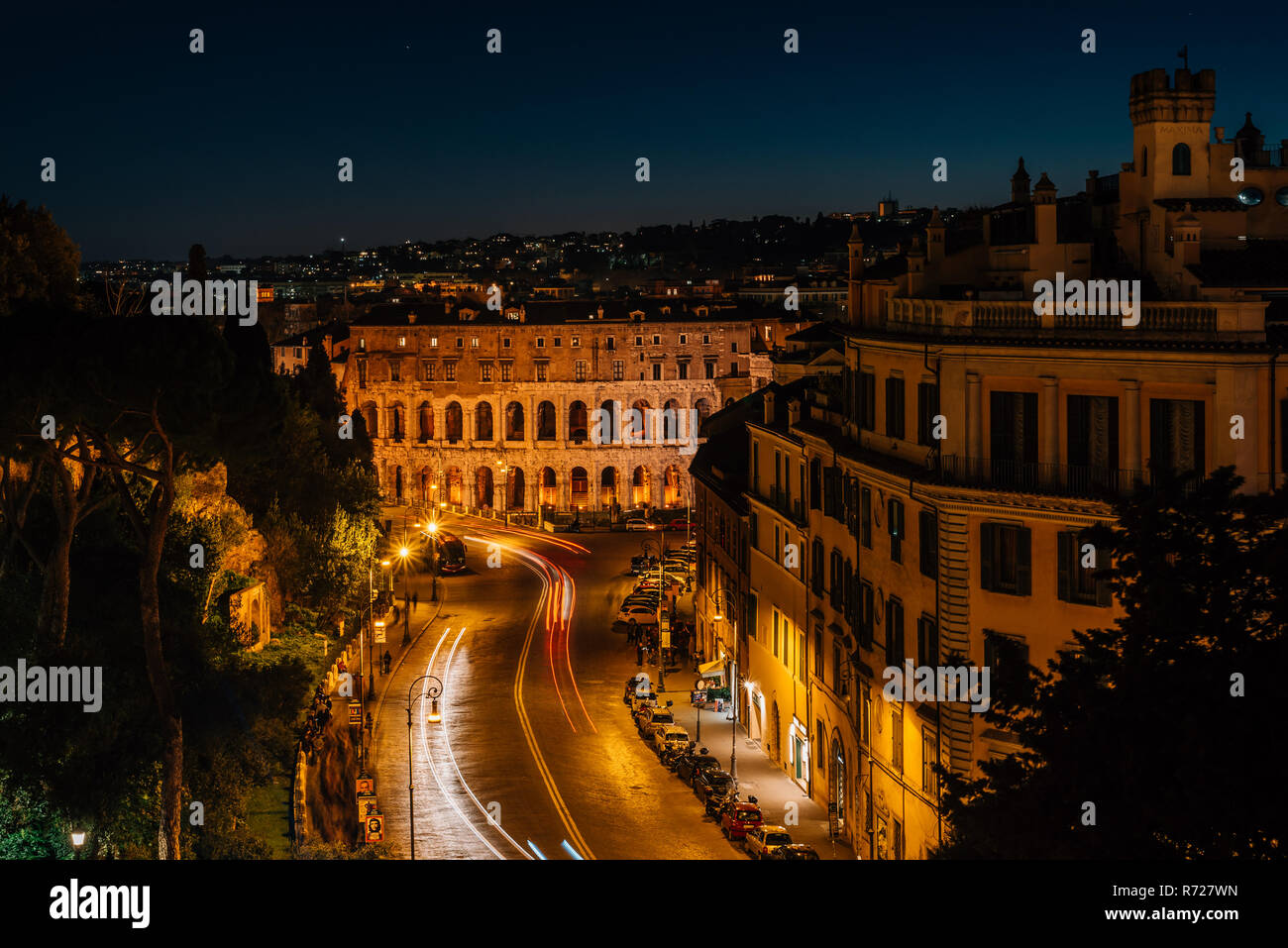 Vista su Via del Teatro di Marcello di notte, dall'Altare della Patria a Roma, in Italia. Foto Stock