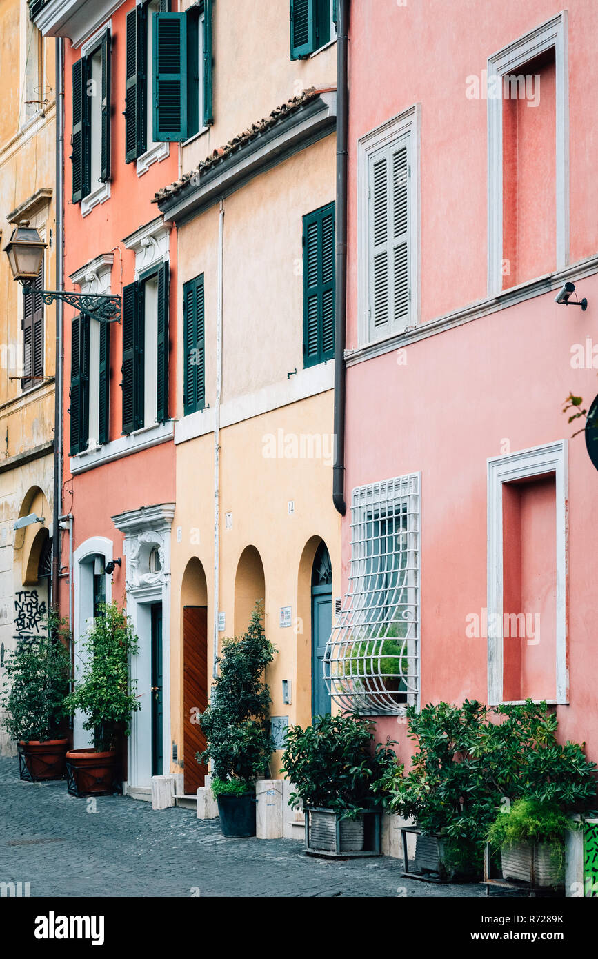 Case dai colori pastello in Trastevere, Roma, Italia Foto stock - Alamy