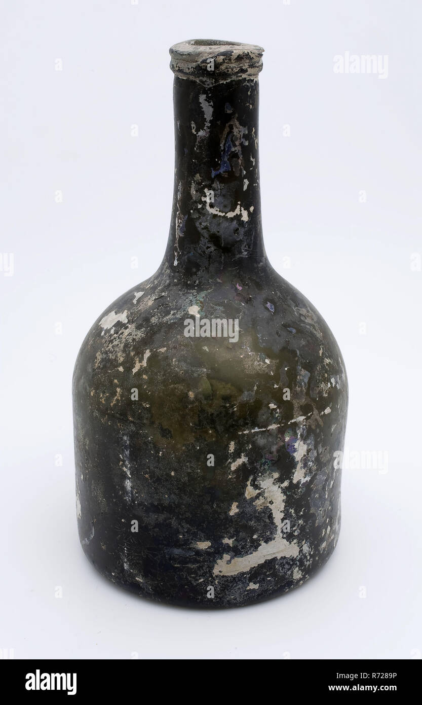 Cilindrica (vino) Bottiglia, modello di orologio, portabottiglie terreno scoperto, vetro soffiato libero e stampato in stampo in vetro soffiato di forma cilindrica di applicazione (vino) Bottiglia in verde chiaro campana di vetro modello. Pontil mark sotto ampia sconvolto fondo corpo rettilineo a spalle convesso e leggermente ringiovanito il collo con tonda appiattita in modo irregolare il filo di vetro e sciatto appiattita labbro inclinato pacchetto di archeologia Foto Stock
