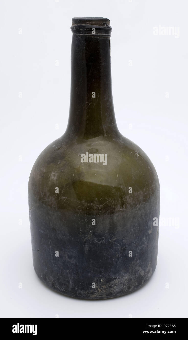 Cilindrica (vino) Bottiglia, modello di orologio, portabottiglie suolo trovare vetro soffiato libero e stampato in stampo in vetro soffiato di forma cilindrica di applicazione (vino) Bottiglia in verde chiaro vetro orologio modello. Pontil mark sotto ampio sconvolto fondo corpo rettilineo a spalle convesso e leggermente ringiovanito collo con irregolare irregolare filo di vetro e sciatta labbro appiattito a cui grandi (ca. 2.2 cm) chip mancante confezionamento di archeologia Foto Stock