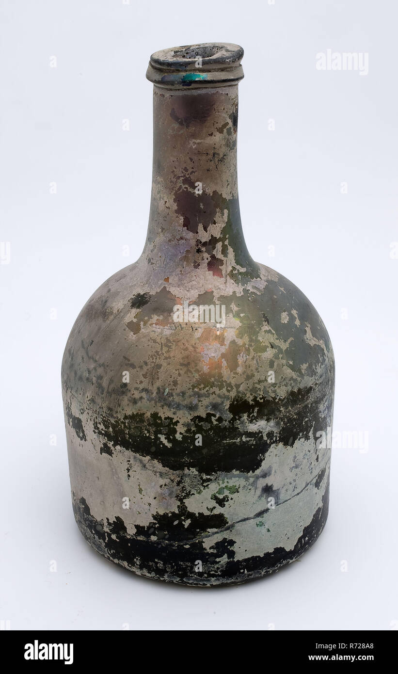 Cilindrica bottiglia di vino, modello di orologio, bottiglia per vino portabottiglie trovare terreno, vetro soffiato libero e stampato in stampo in vetro soffiato di forma cilindrica di applicazione (vino) Bottiglia in verde chiaro vetro orologio modello. Pontil mark sotto ampia sconvolto fondo corpo rettilineo a spalle convesso e leggermente ringiovanito il collo con tonda appiattita in modo irregolare il filo di vetro e sciatto appiattita labbro inclinato pacchetto di archeologia Foto Stock