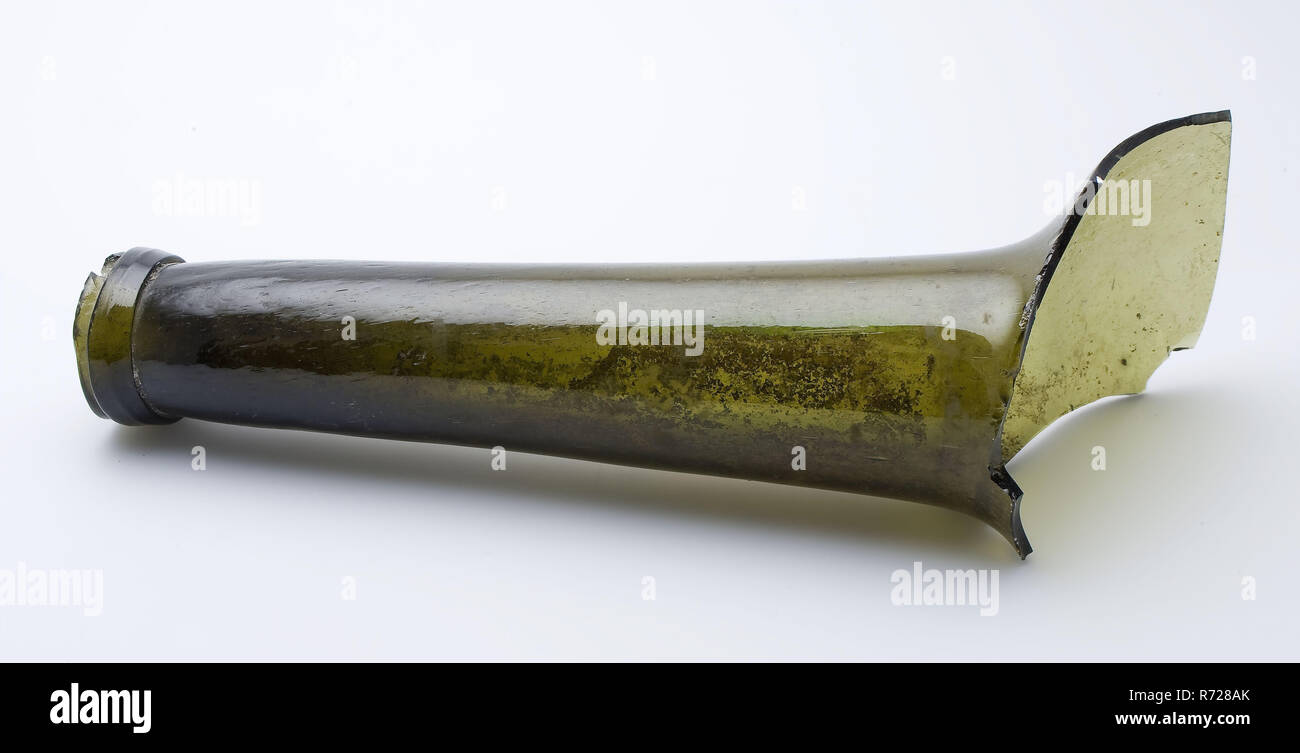 Frammento di spalle, collo e il labbro della bottiglia, portabottiglie trovata del suolo, vetro soffiato libero e formate un frammento della parte di spalle il collo e il labbro della (lungo collo) Flacone in chiaro vetro verde. Spalle convessa a molto lunghi, ringiovanito (5,0 - 2,7 cm) con collo in modo irregolare imposto a tutto tondo di vetro piatto filo e leggermente svasata labbro appiattito incarto di archeologia Foto Stock