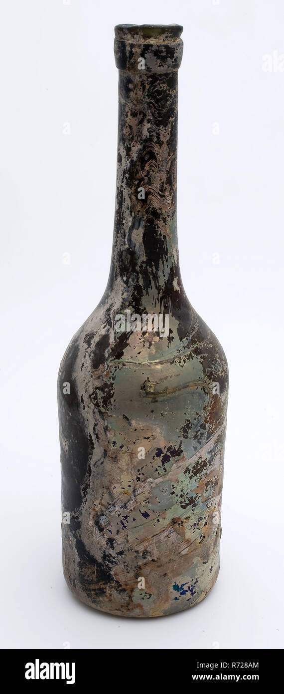 Bottiglia cilindrica, portabottiglie bottomfound vetro, libera e soffiate in vetro di forma cilindrica di applicazione bottiglia in chiaro vetro verde. Pontil mark sotto suolo appuntita. Corpo cilindrico alle spalle slanciate, lungo collo cilindrico con imposte ampi circonferenziali filo di vetro e il labbro svasato di cui circa un quarto è mancante il confezionamento di archeologia Foto Stock