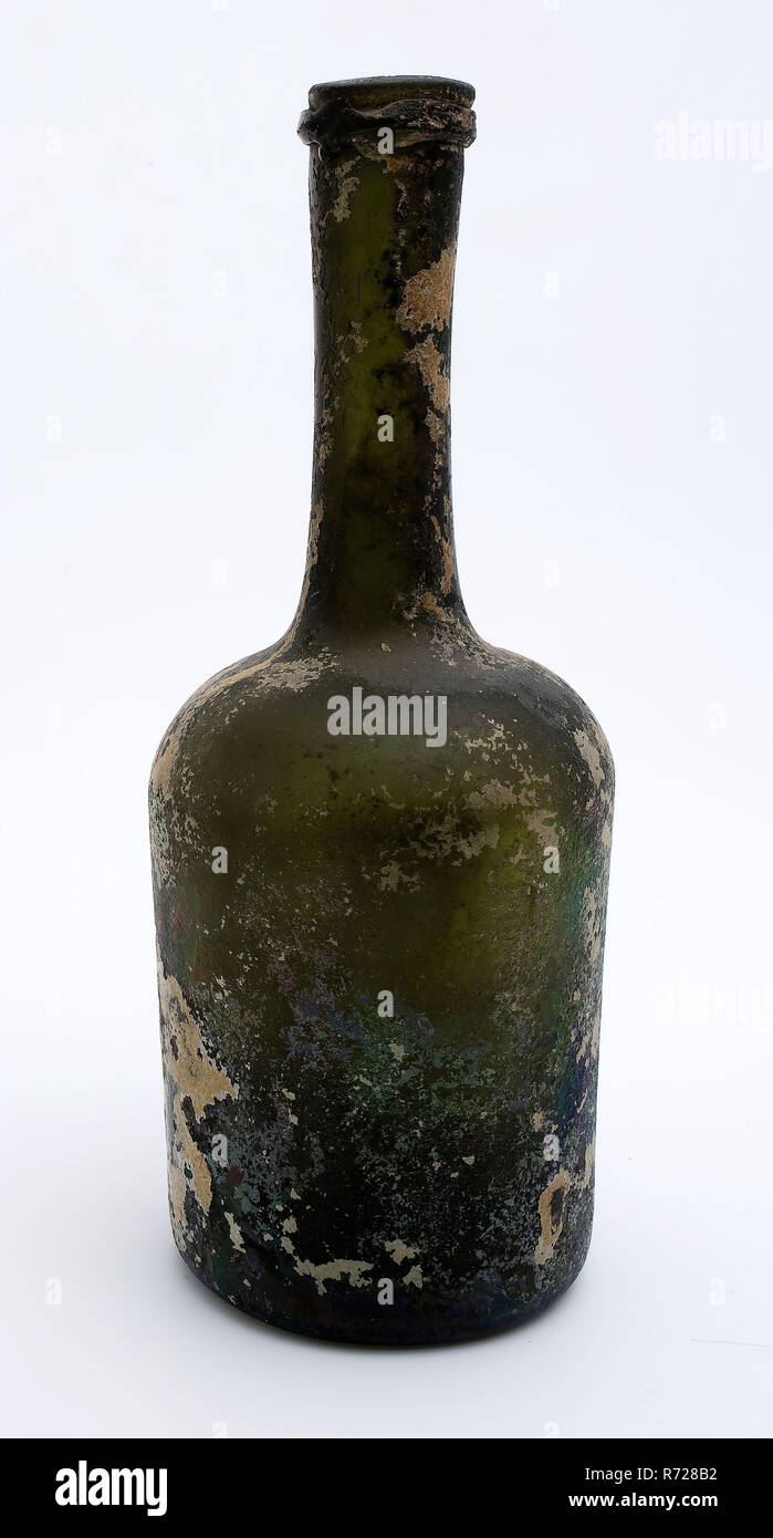 Bottiglia cilindrica, portabottiglie bottomfound vetro, libera e soffiate in vetro di forma cilindrica di applicazione bottiglia in chiaro vetro verde. Pontil mark sotto leggermente sollevato il suolo. Corpo cilindrico a spalle dritte e estesa a relativamente lunghi (9.0 cm) collo con imposto a tutto tondo di vetro piatto filo e svasata labbro inclinato arching Foto Stock