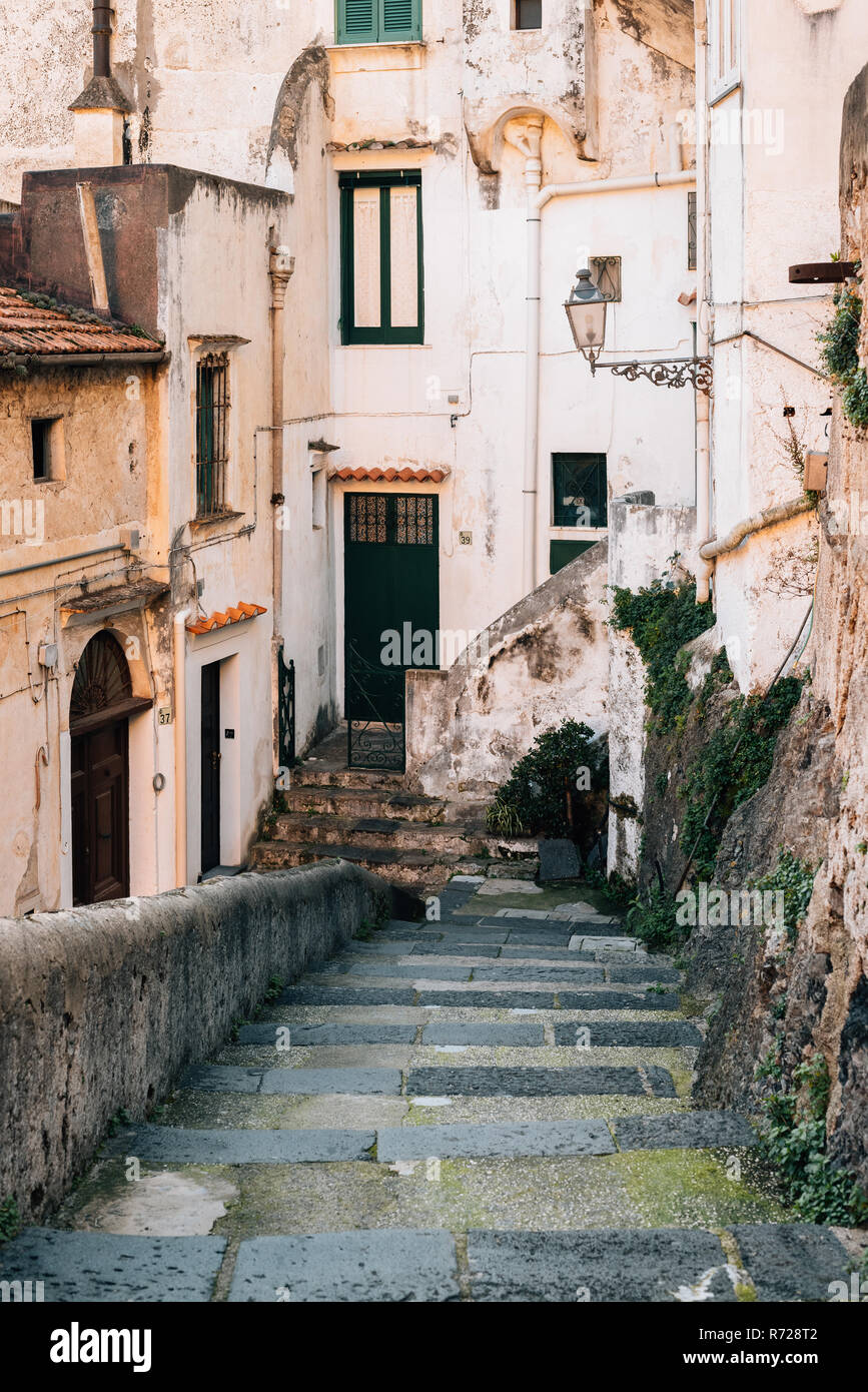 Una stretta scalinata a Minori sulla Costiera Amalfitana in Campania, Italia Foto Stock