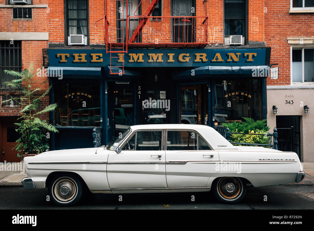 Auto d'epoca e gli immigrati nell'East Village, a Manhattan, New York City Foto Stock