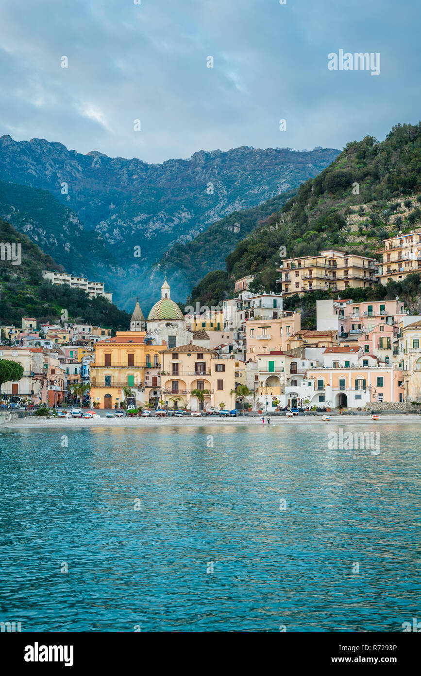 Vista di Cetara, sulla Costiera Amalfitana. Foto Stock