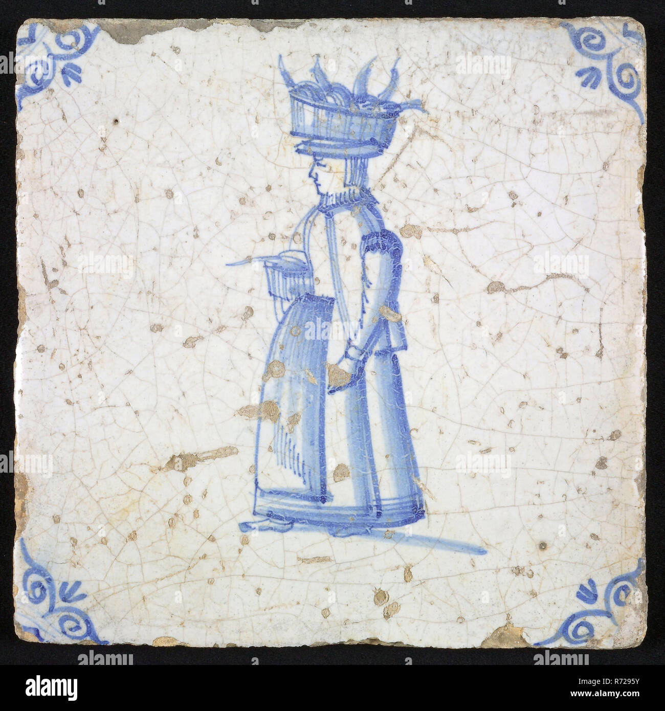 La figura piastrella, blu con Donna con cesto di pesce alla testa, angolo motif buoi testa, parete piastrelle Piastrelle in ceramica scultura in terracotta, smalto cotto 2x verniciato satinato Foto Stock