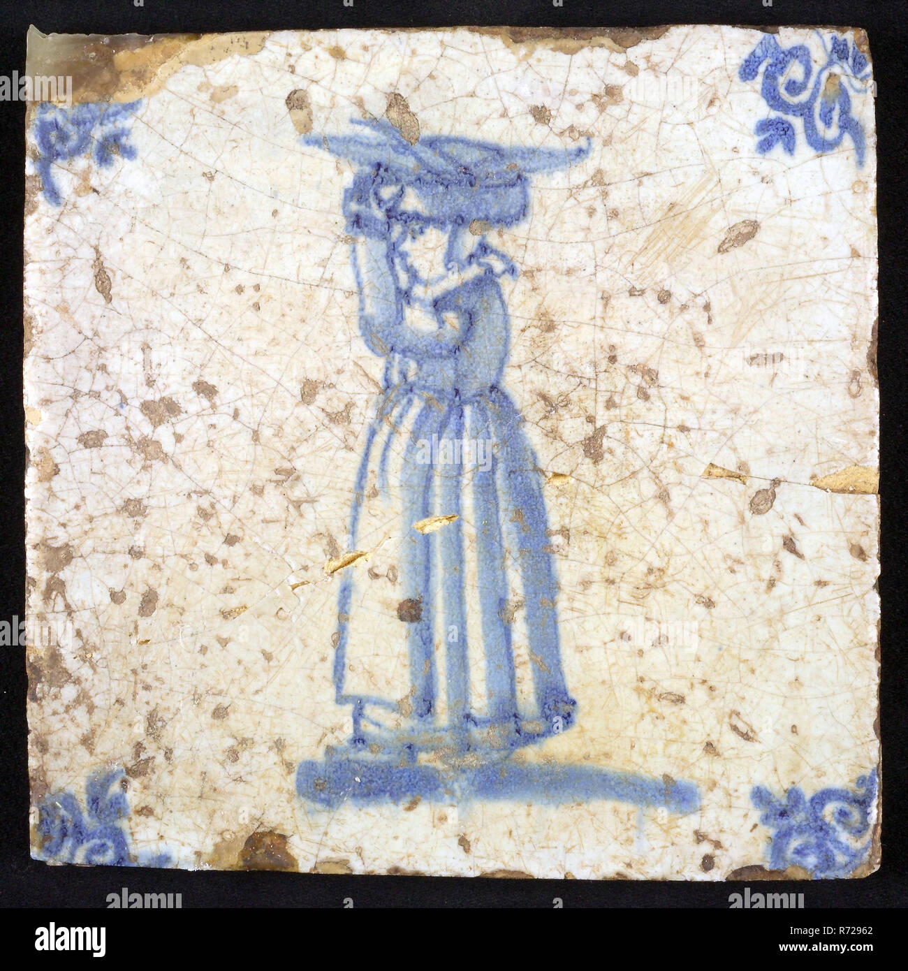 La figura piastrella, blu con Donna con cesto con il pesce sulla testa, angolo modello ox capo della piastrella di parete piastrella ceramica scultura in terracotta, smalto cotto 2x verniciato satinato Foto Stock