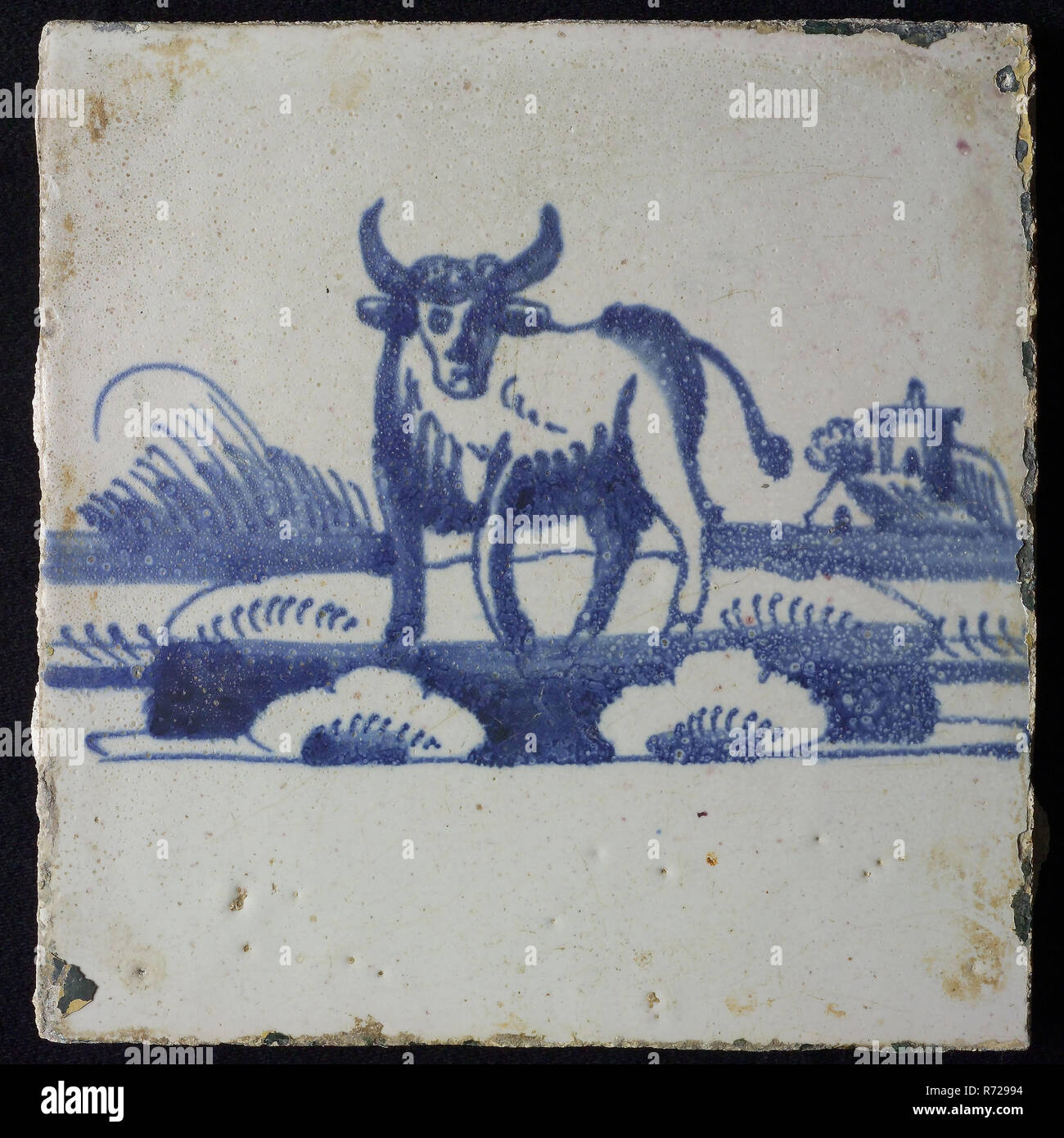 Piastrella animale, Bue in piedi a sinistra sul grafico continuo, edifici con torre sullo sfondo, in blu su bianco, nessun angolo pattern, parete piastrelle Piastrelle in ceramica scultura in terracotta, smalto cotto 2x verniciato satinato Foto Stock