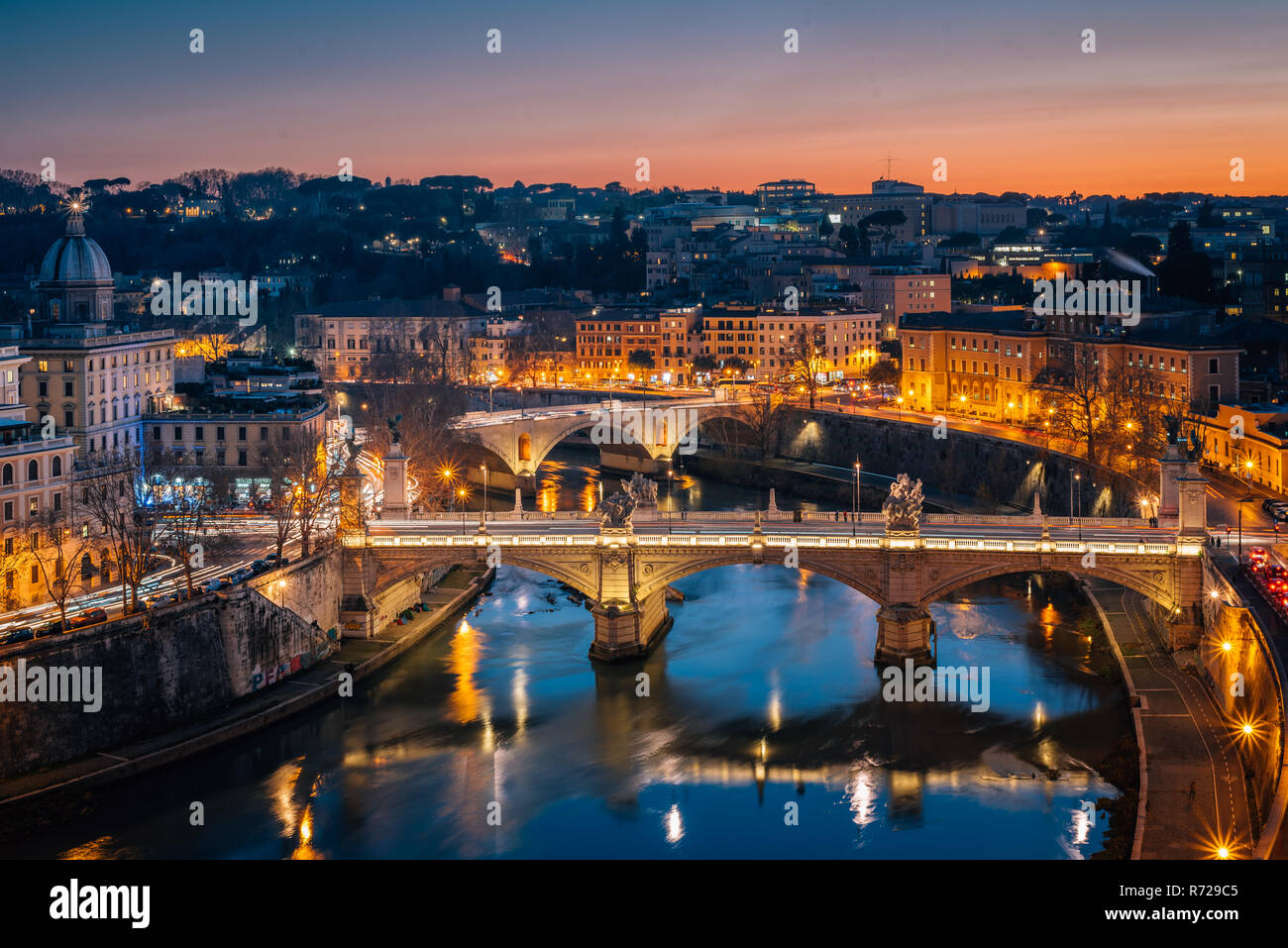Vista del fiume Tevere di notte da Castel Sant'Angelo a Roma, in Italia Foto Stock