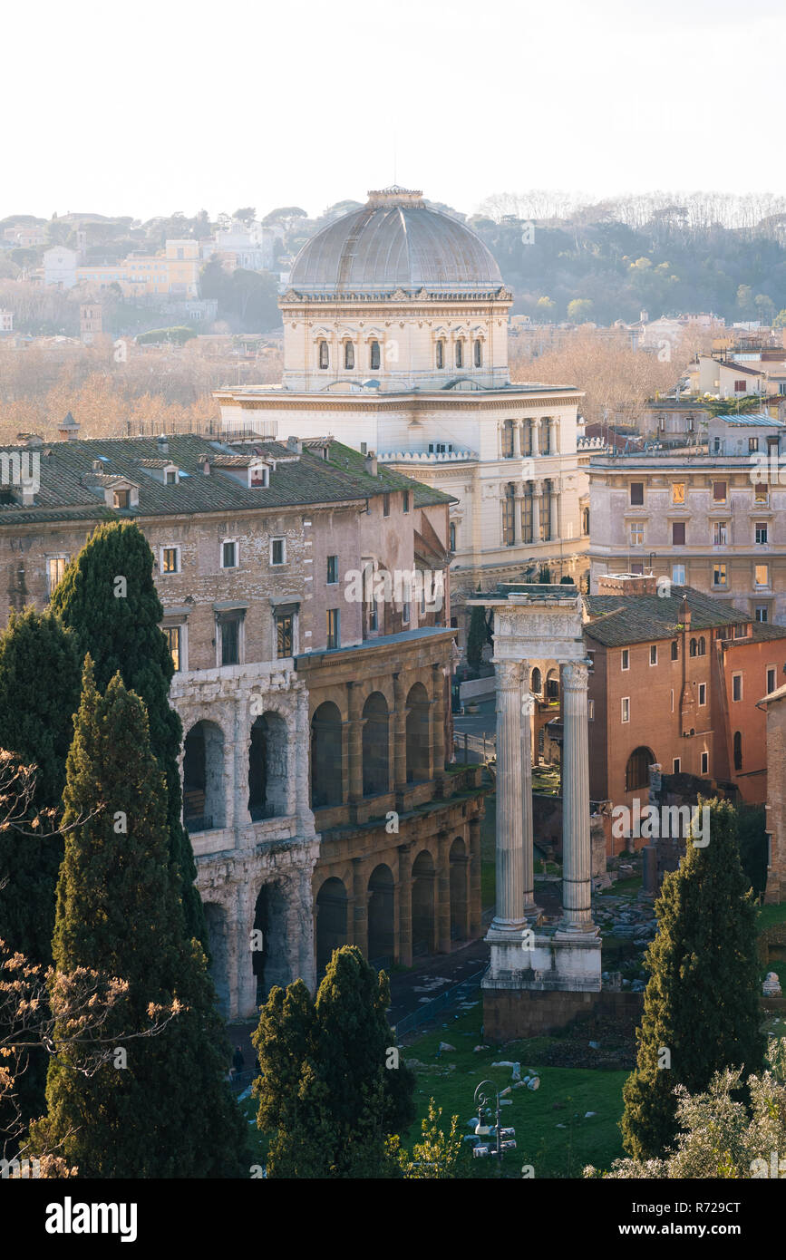 Vista del Tempio Maggiore di Roma e il Teatro di Marcello a Roma, Italia Foto Stock