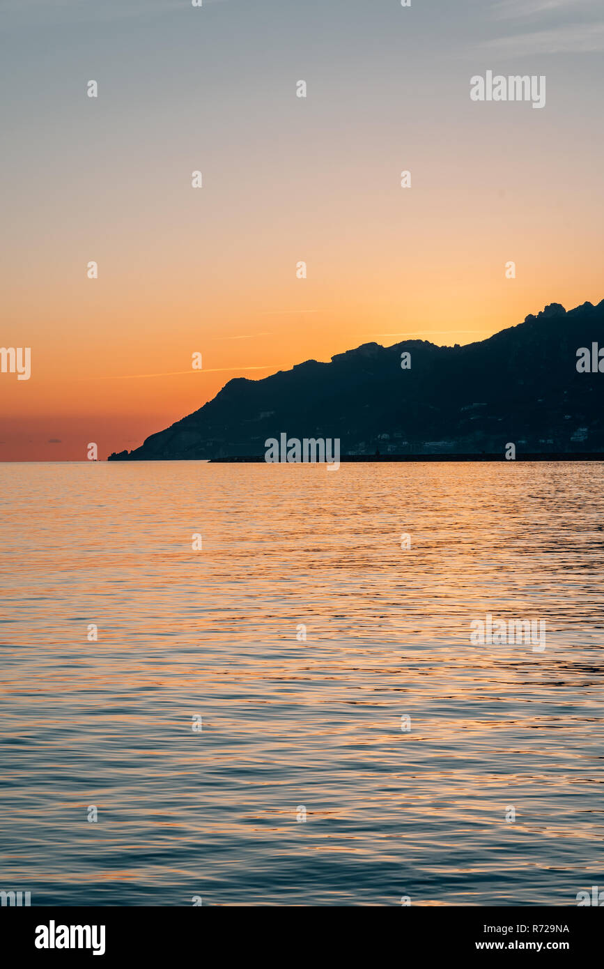 Tramonto sulla Costiera Amalfitana, da Salerno, Italia. Foto Stock