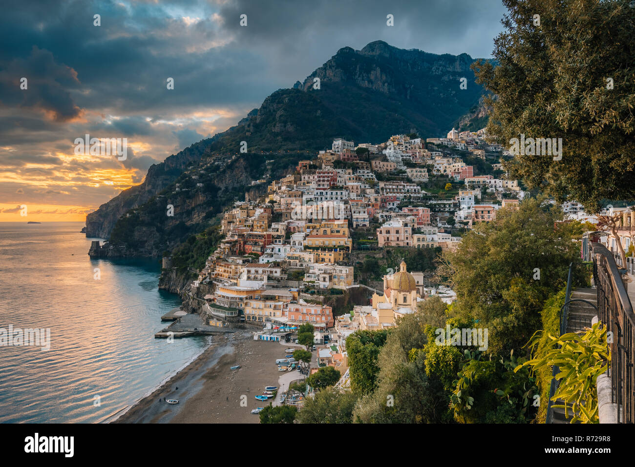 Vista tramonto su Positano, sulla Costiera Amalfitana, in Campania, Italia Foto Stock