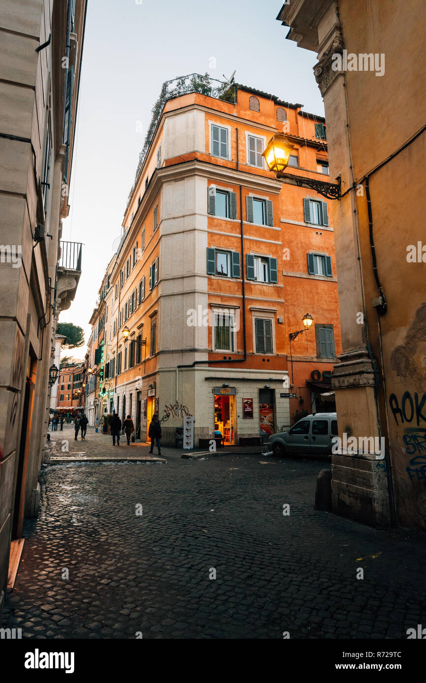 Una strada in Trastevere, Roma, Italia Foto Stock