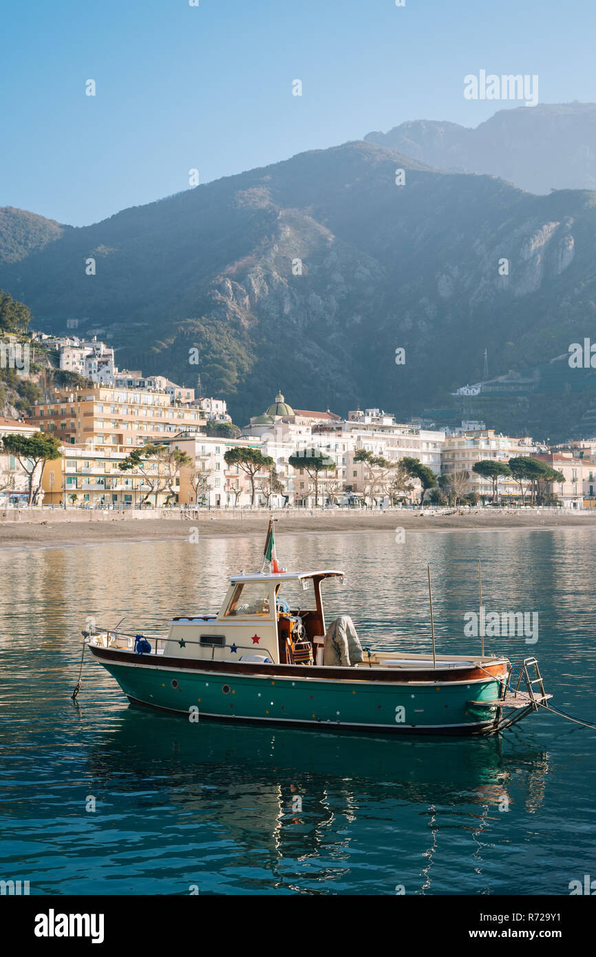 Una barca a Maiori sulla Costiera Amalfitana in Campania, Italia Foto Stock
