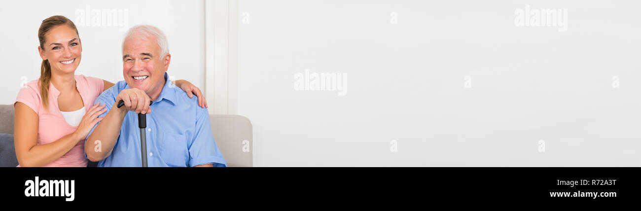 Vista panoramica di sorridere Senior uomo con la sua nipote seduta sul divano Foto Stock