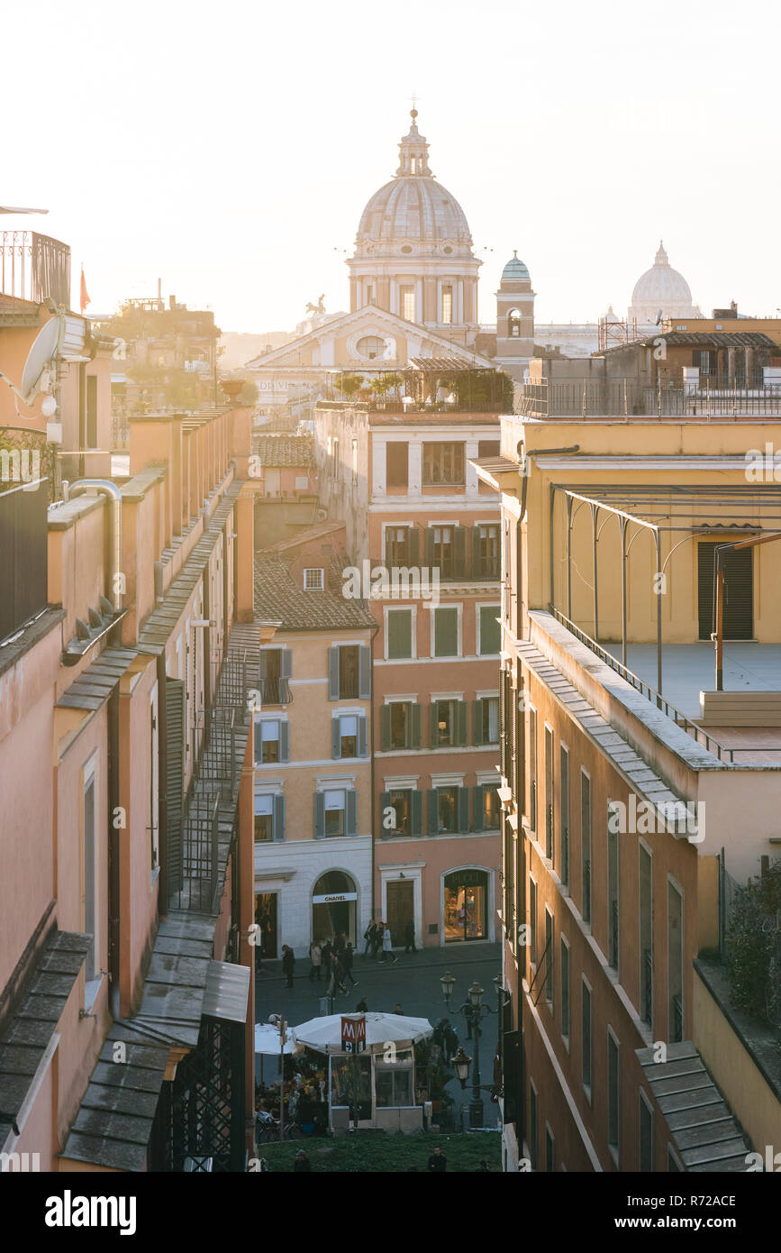 Vista del Vicolo del bottino e la Basilica di Sant'Ambrogio e Carlo al Corso vicino a Piazza di Spagna a Roma, in Italia Foto Stock